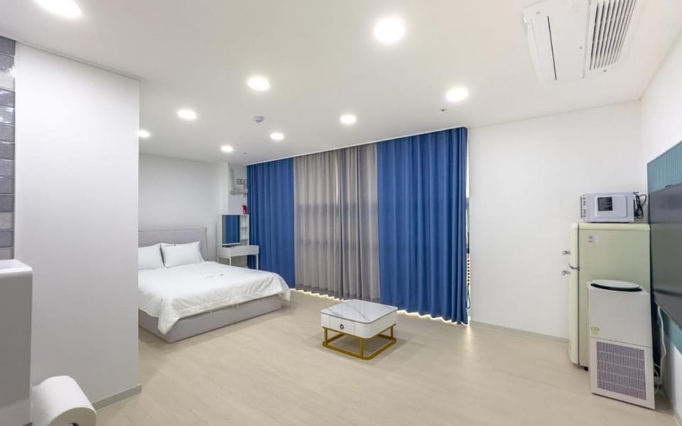 Bed, TV and multimedia, Kitchen or kitchenette, Bedroom, air conditioner