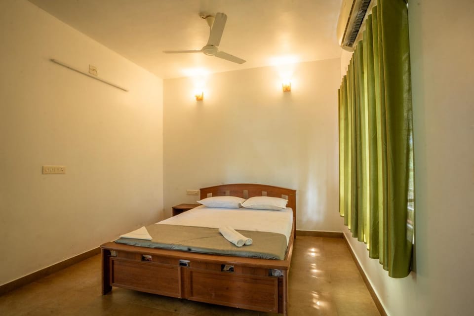 Bed, Photo of the whole room, Bedroom, towels, air conditioner