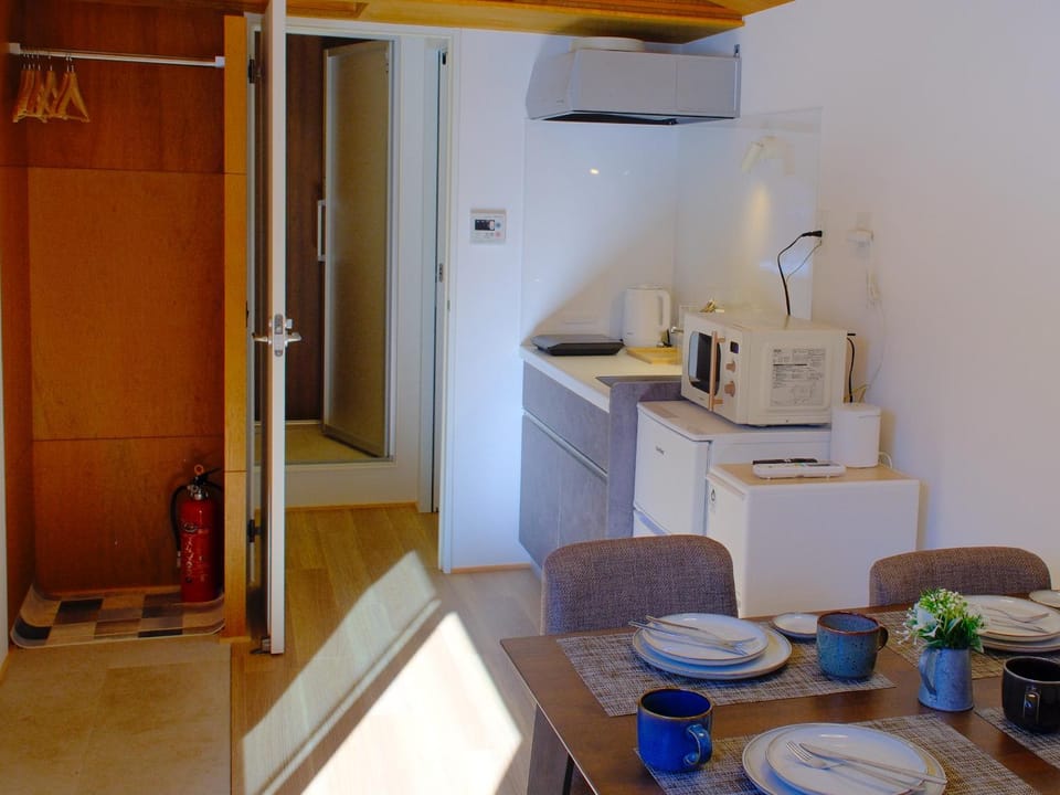 Coffee/tea facilities, Kitchen or kitchenette, Dining area, oven