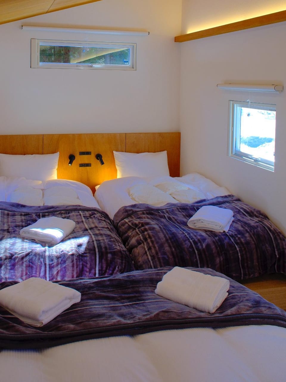Bed, Bedroom, towels