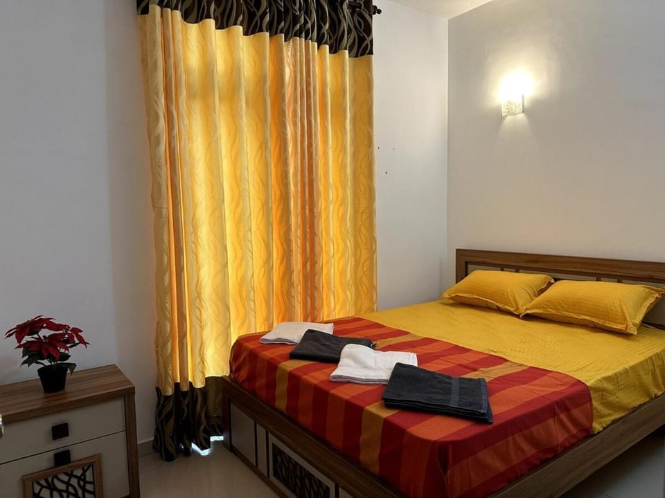 Bed, Bedroom, towels