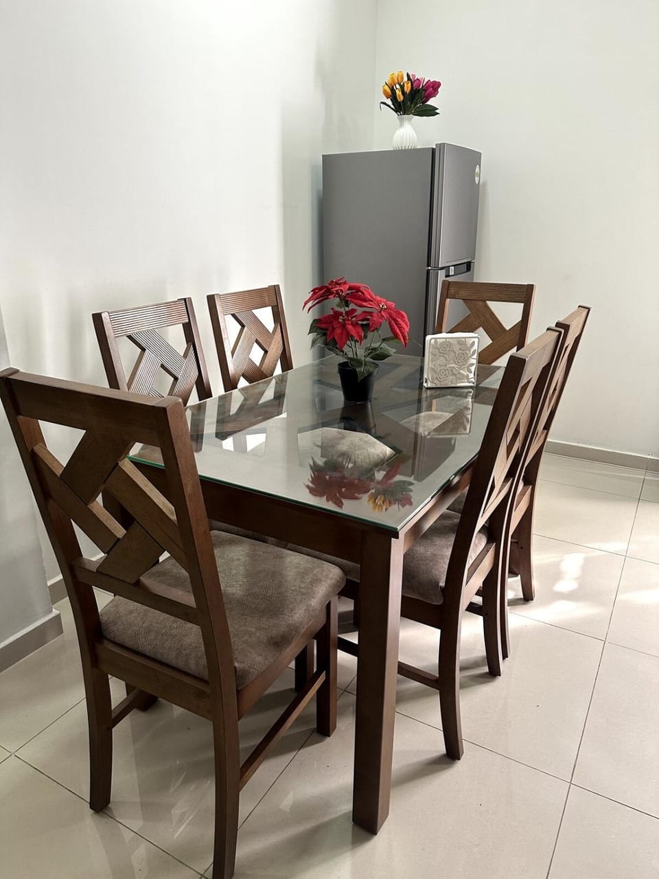 Kitchen or kitchenette, Seating area, Dining area