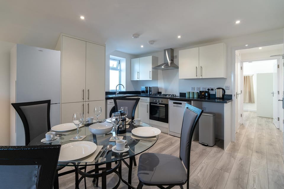 Coffee/tea facilities, Kitchen or kitchenette, Dining area, dishwasher, oven, stove