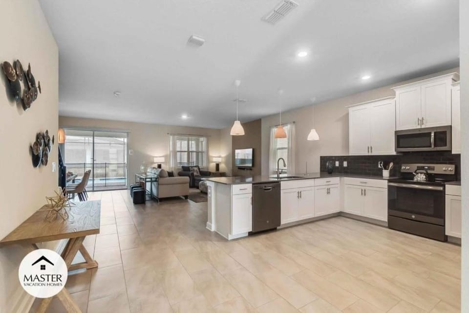 9 Bedrooms 5 Bathrooms Storey Lake home House in Kissimmee