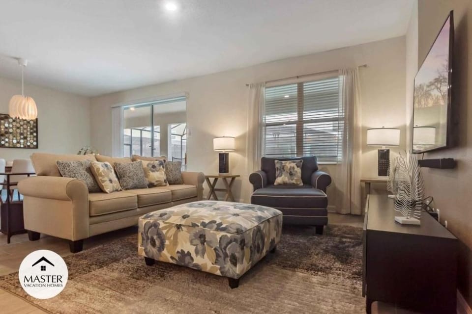 9 Bedrooms 5 Bathrooms Storey Lake home House in Kissimmee
