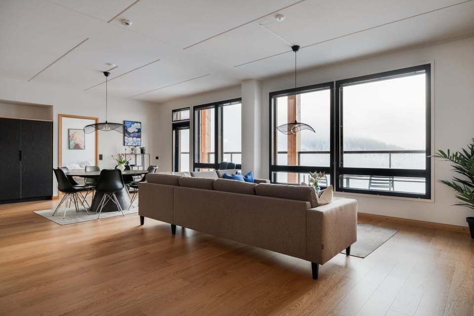 View (from property/room), Balcony/Terrace, Living room, Dining area, Mountain view, heating, internet
