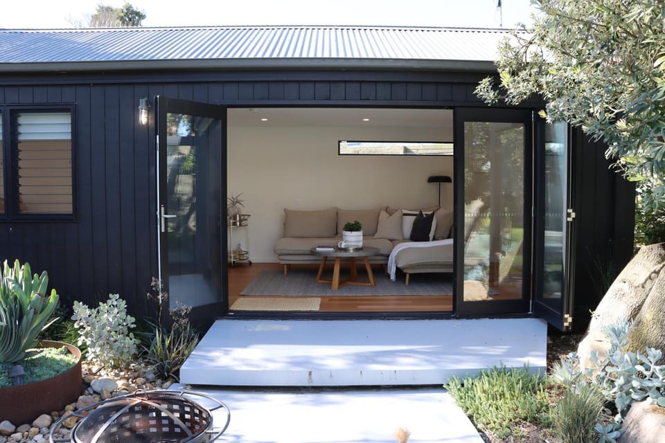 Property building, Patio, Facade/entrance, Garden