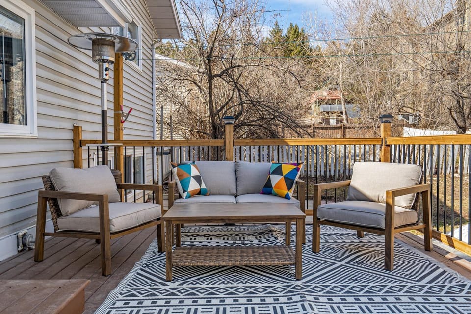 Vibrant In The Valley 4 Bedroom Getaway Arcade House in Invermere