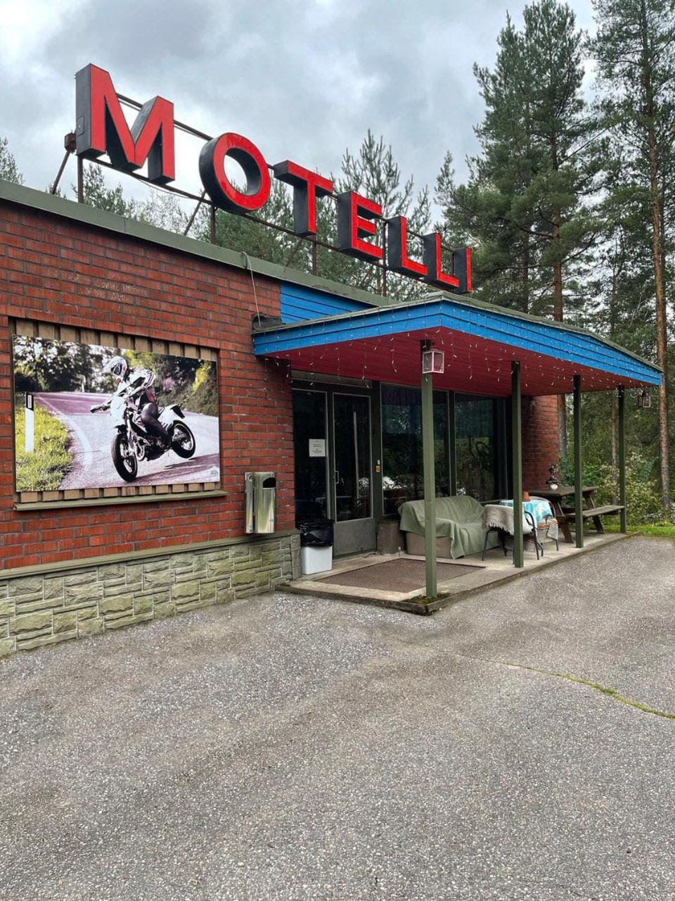 Property building, Facade/entrance, Summer, Lobby or reception, Location, Parking
