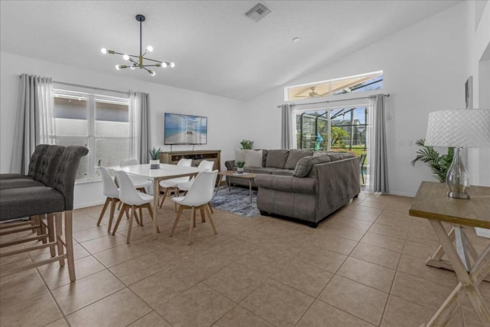 3 Bedrooms 2 Bathrooms Lake Berkley home House in Kissimmee