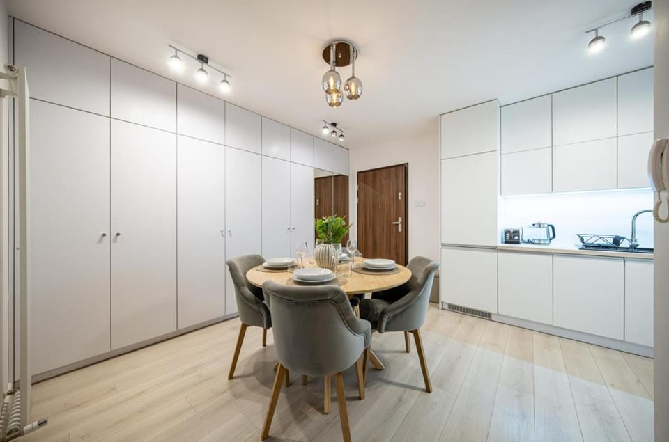 Kitchen or kitchenette, Dining area, wardrobe