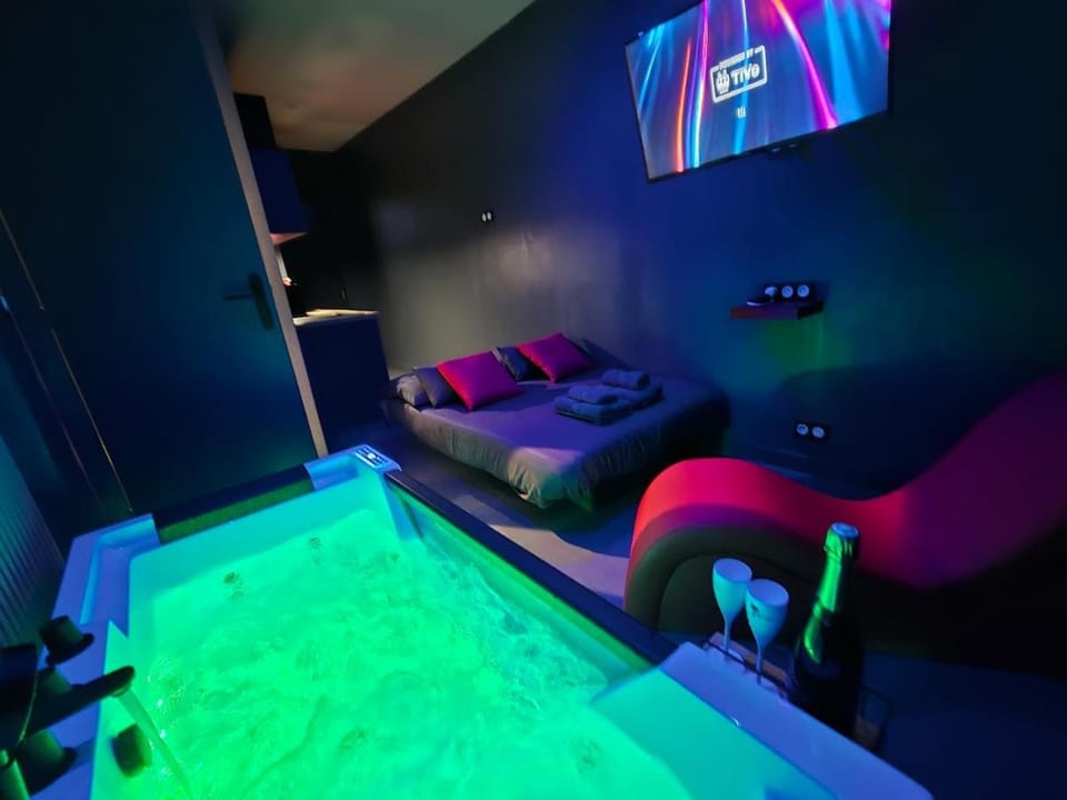 Hot Tub, Massage, Spa and wellness centre/facilities, Photo of the whole room, Bedroom