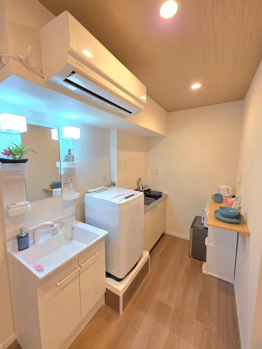 Kitchen or kitchenette, washing machine, air conditioner
