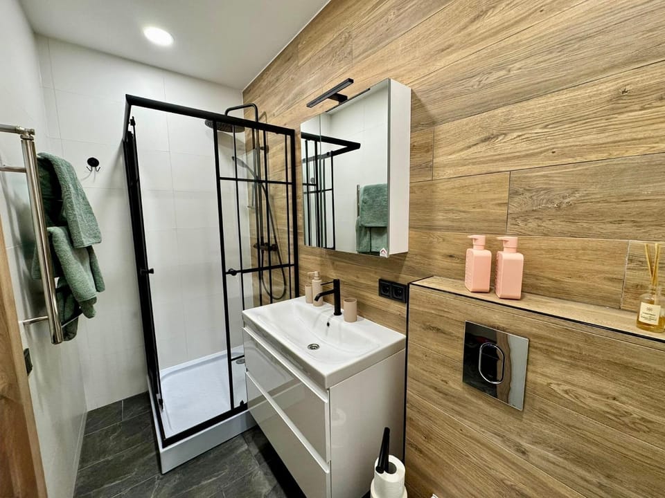 Shower, Bathroom, towels