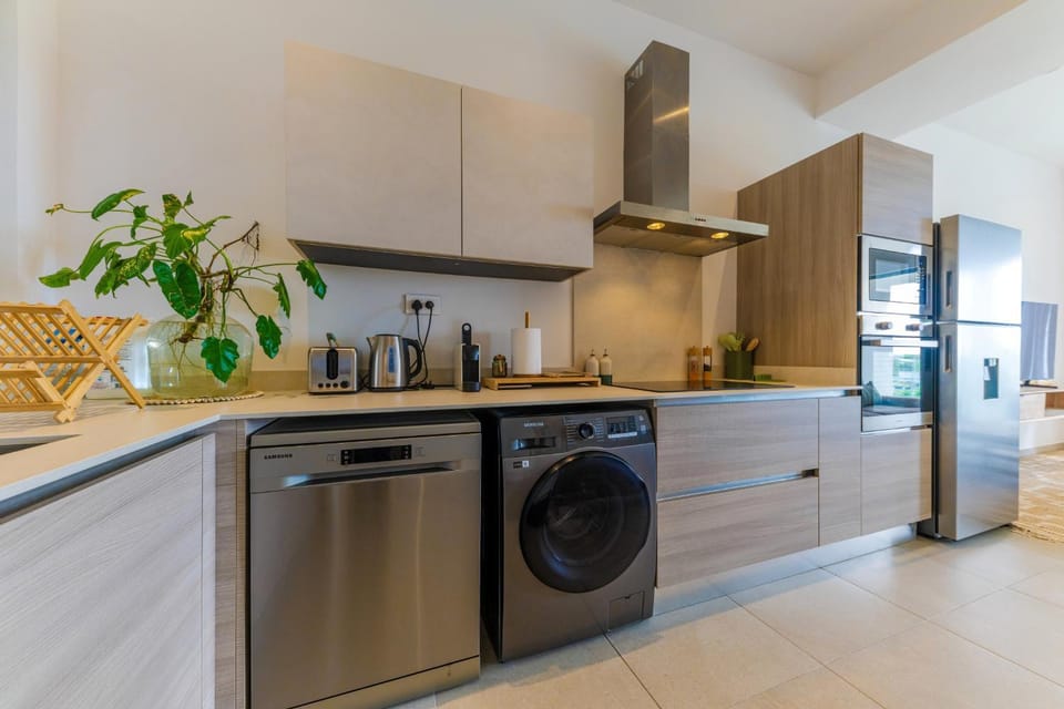 Coffee/tea facilities, dishwasher, oven, stove, washing machine, dryer