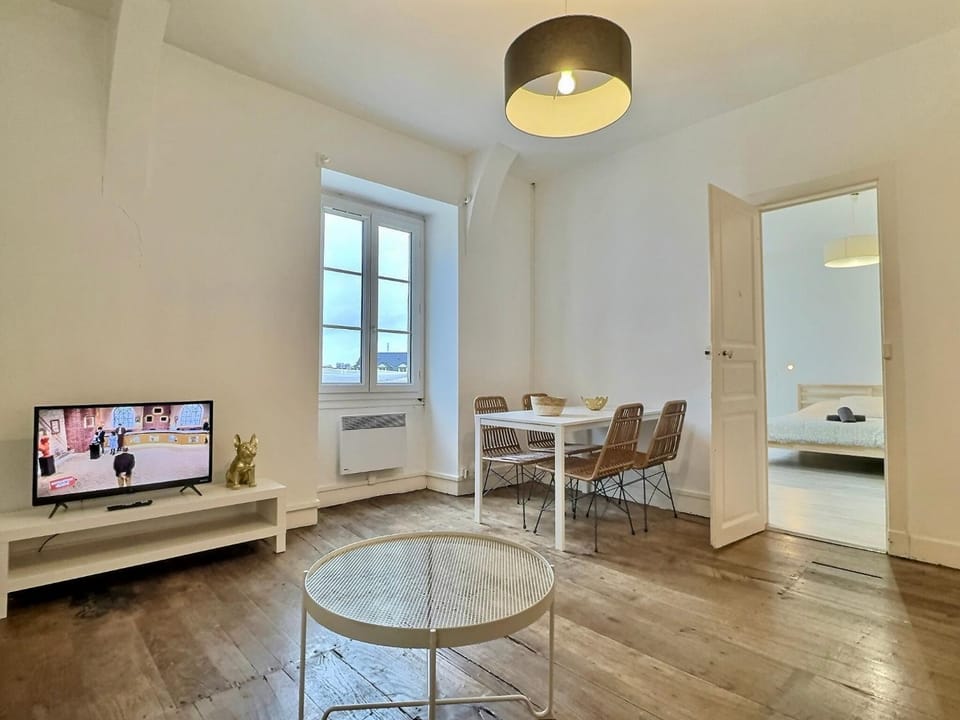TV and multimedia, Seating area, Dining area