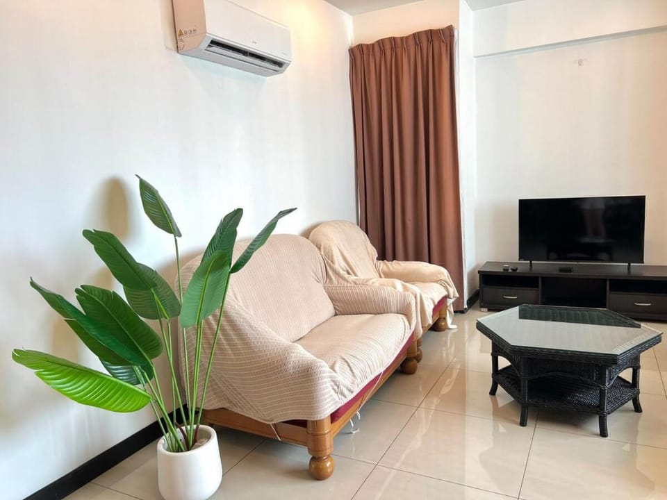 Likas Square Serviced Apartment - Seaview with 3bedrooms for 9pax by Kocy Homestay Apartment in Kota Kinabalu