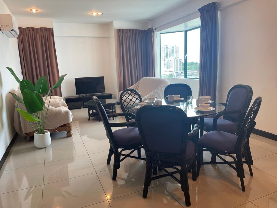 Likas Square Serviced Apartment - Seaview with 3bedrooms for 9pax by Kocy Homestay Apartment in Kota Kinabalu