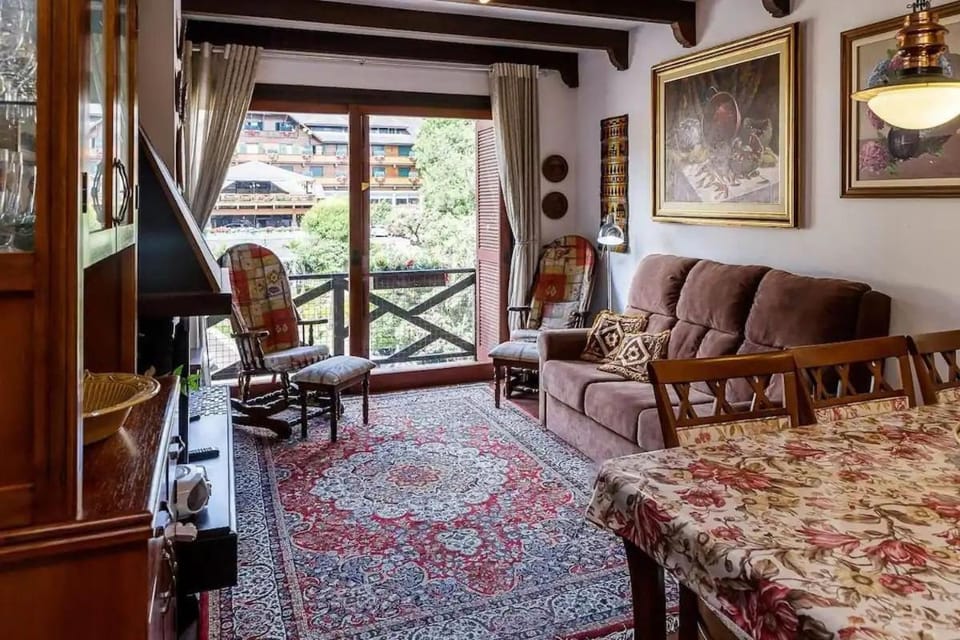 Linda cobertura com sacada no centro de Gramado. Apartment in Gramado