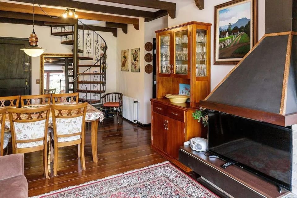 Linda cobertura com sacada no centro de Gramado. Apartment in Gramado