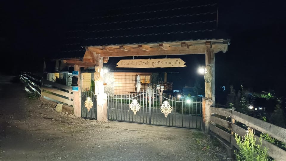 Góralskie domki pod Koronami House in Lesser Poland Voivodeship
