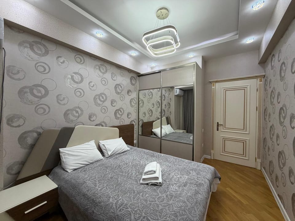 Bed, Living room, Bedroom, towels