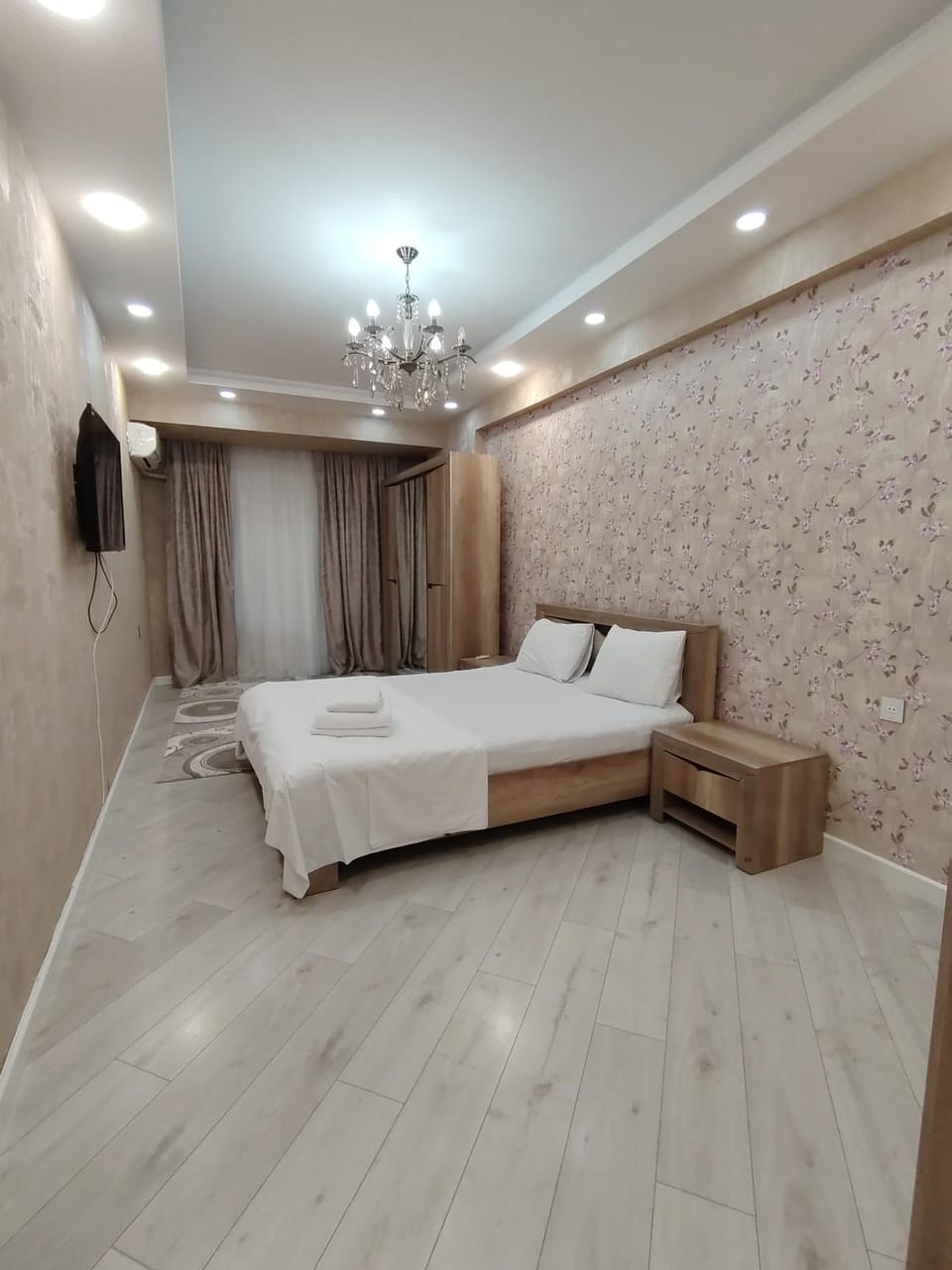 Bed, TV and multimedia, Bedroom, towels