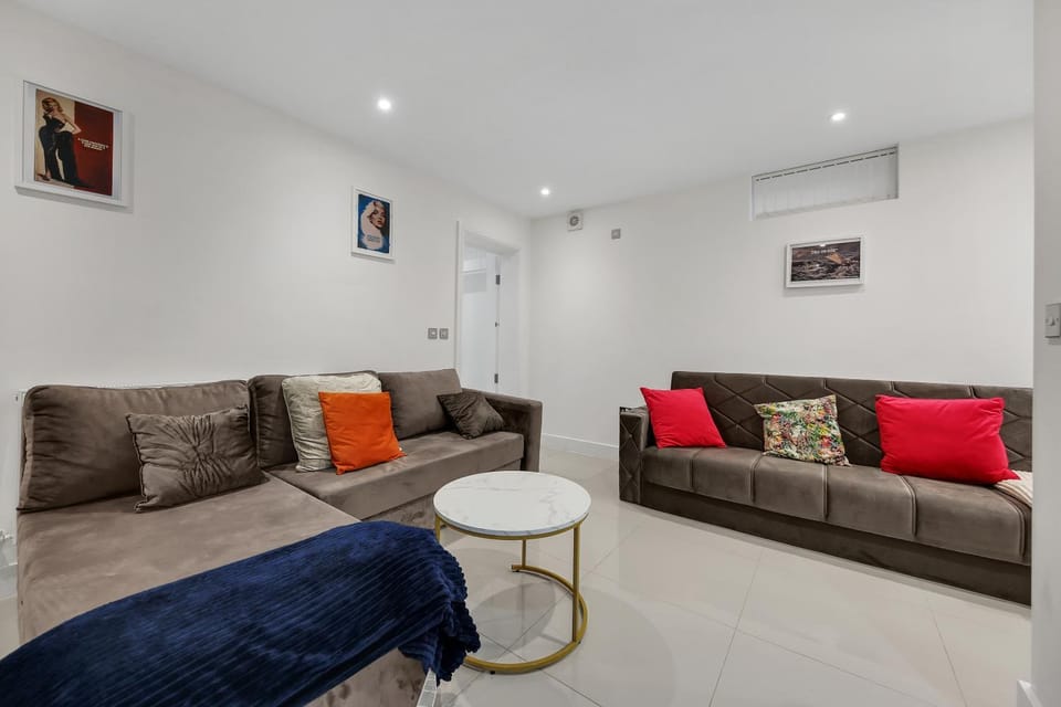 Victoria Apartment LGF 2bed 2bath Apartment in City of Westminster