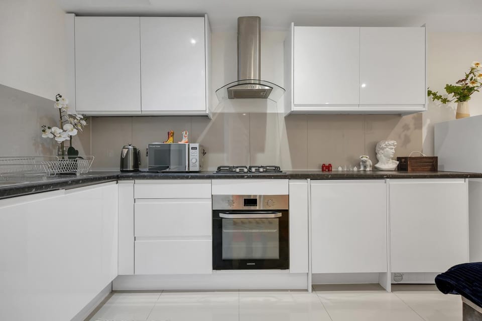 Victoria Apartment LGF 2bed 2bath Apartment in City of Westminster