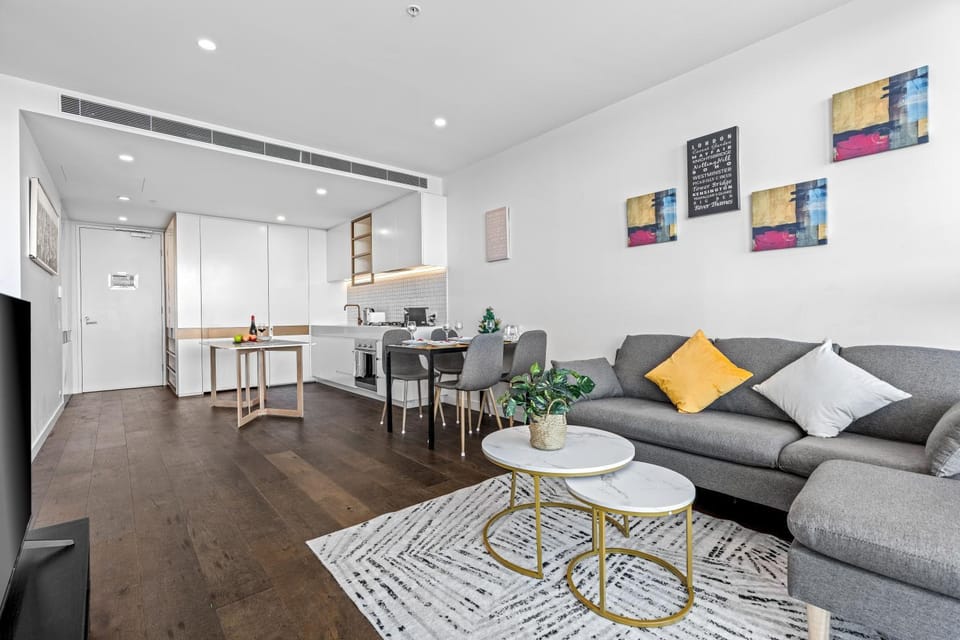TV and multimedia, Kitchen or kitchenette, Living room, Seating area, Dining area