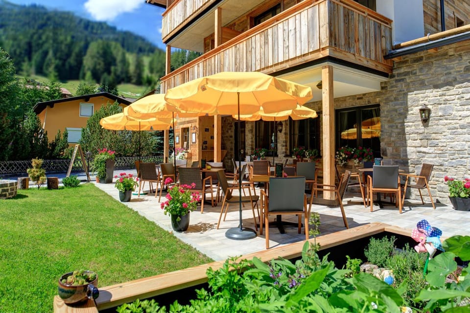 Restaurant/places to eat, Balcony/Terrace