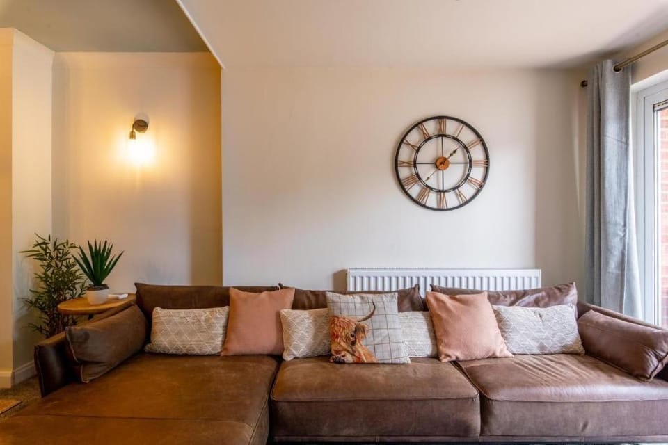Cosy 4 BR Bungalow House with Free Parking Apartment in Norwich