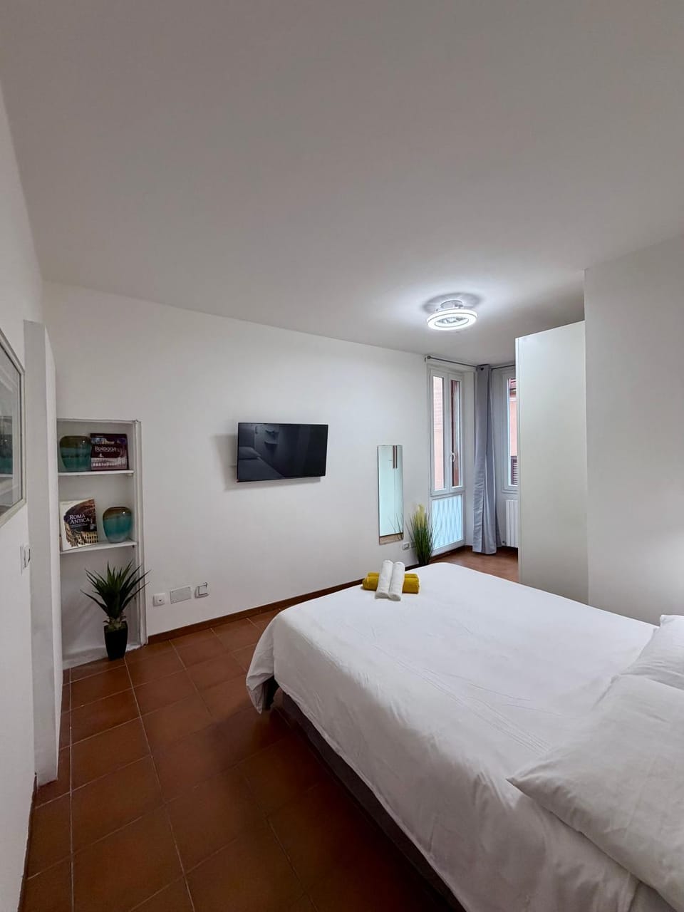 Bed, TV and multimedia, Photo of the whole room, Bedroom
