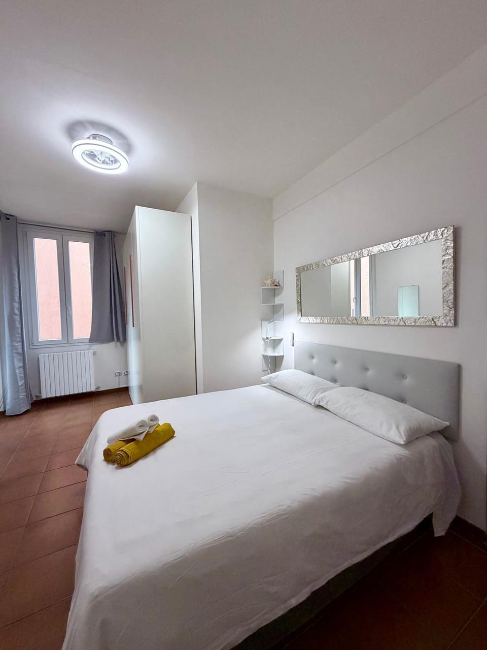 Photo of the whole room, Bedroom, towels