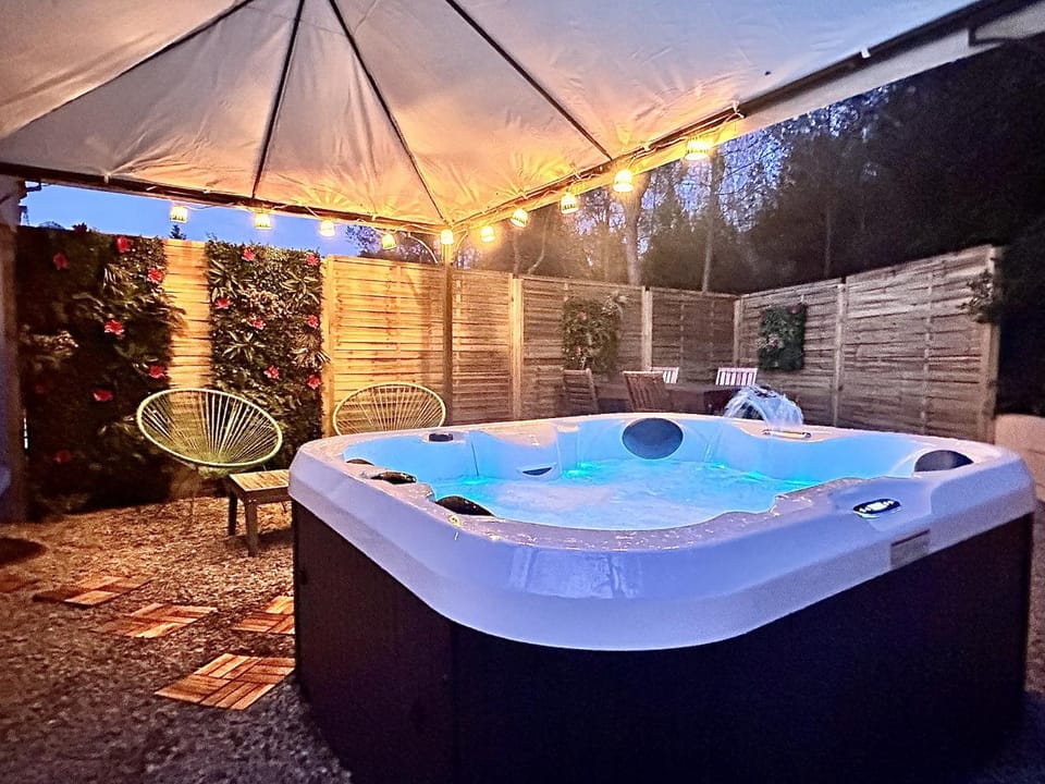 Garden, Hot Tub