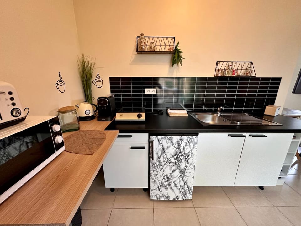 Coffee/tea facilities, Kitchen or kitchenette, microwave, stove, toaster