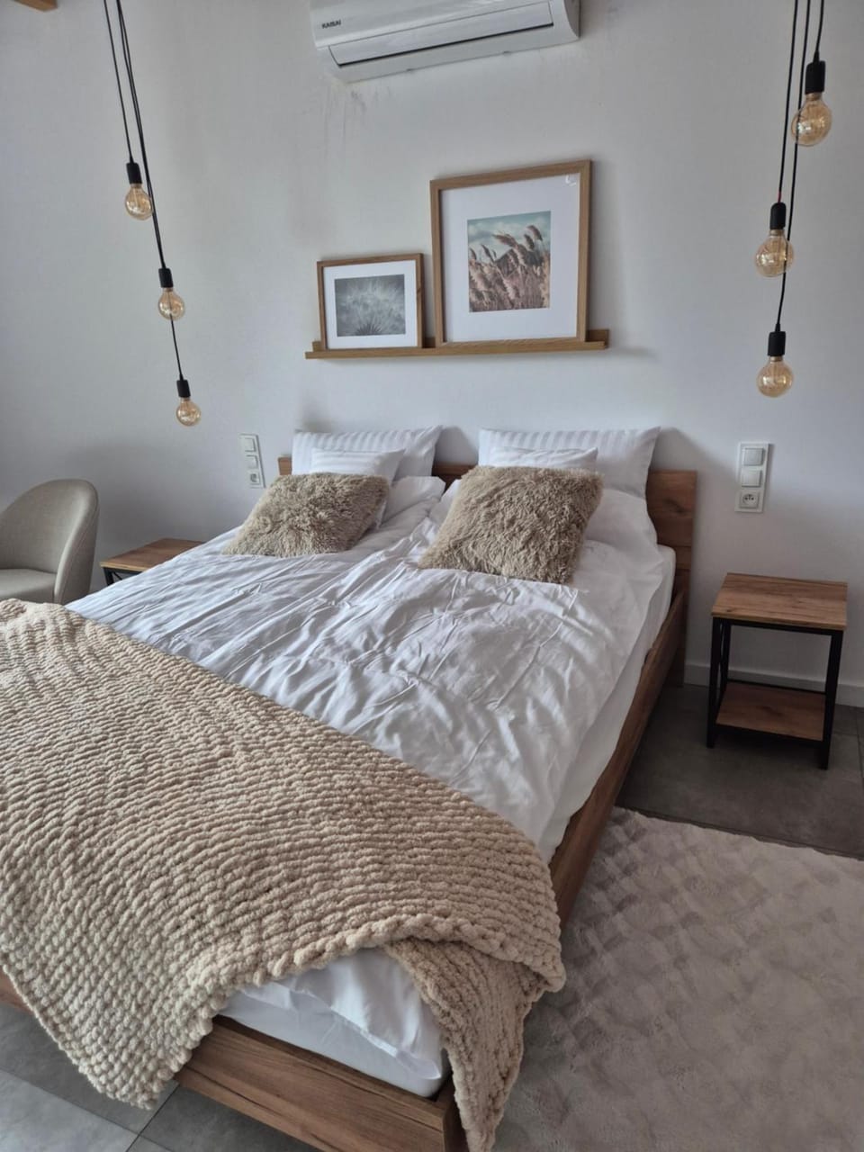 Bed, Seating area, Bedroom
