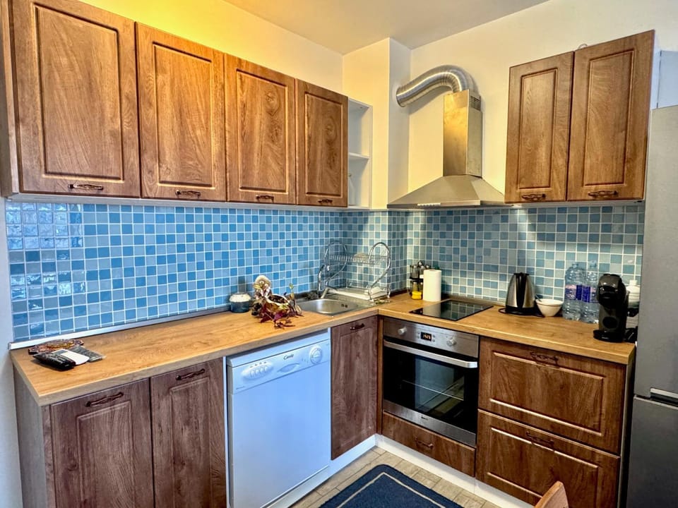Coffee/tea facilities, Kitchen or kitchenette, dishwasher, oven, stove