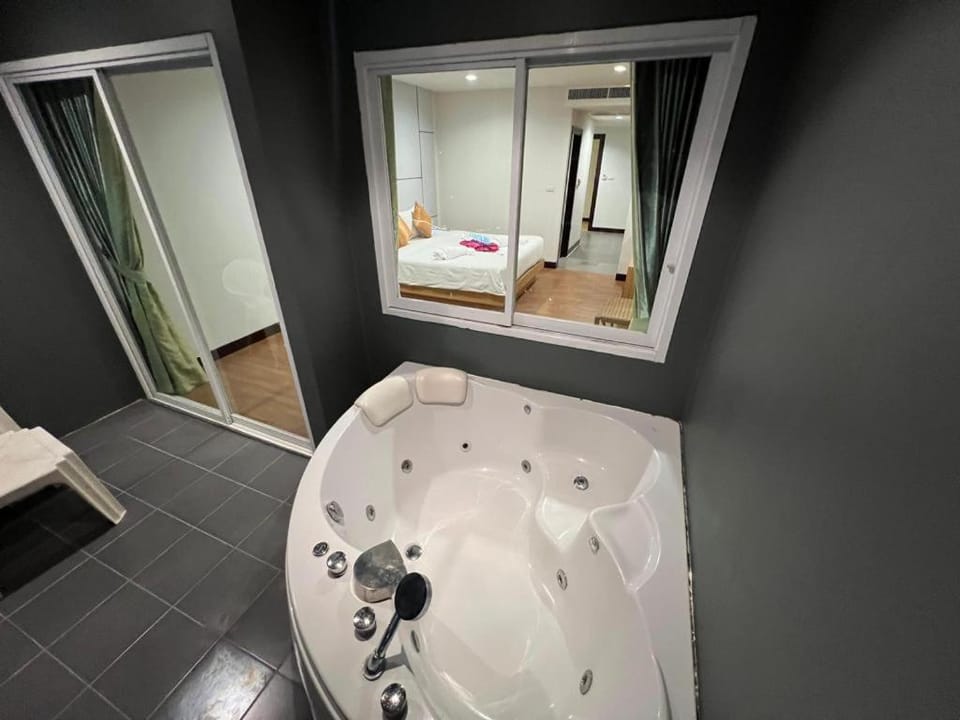Hot Tub, Bath
