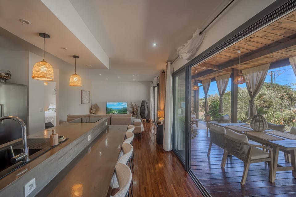 Communal lounge/ TV room, Natural landscape, TV and multimedia, Kitchen or kitchenette, Living room, Seating area, Dining area, Evening entertainment