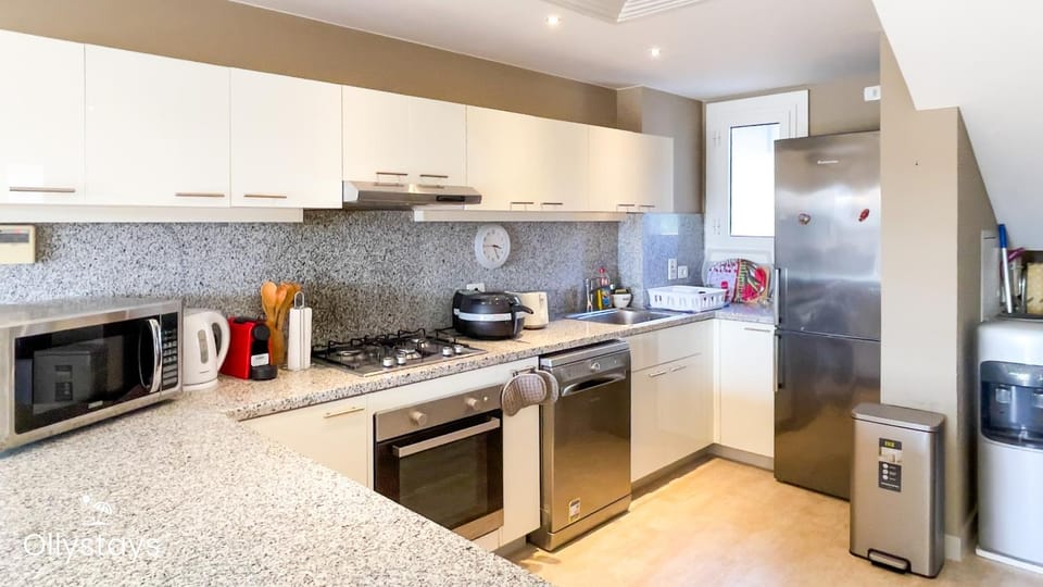 Kitchen or kitchenette, microwave, minibar, kitchen