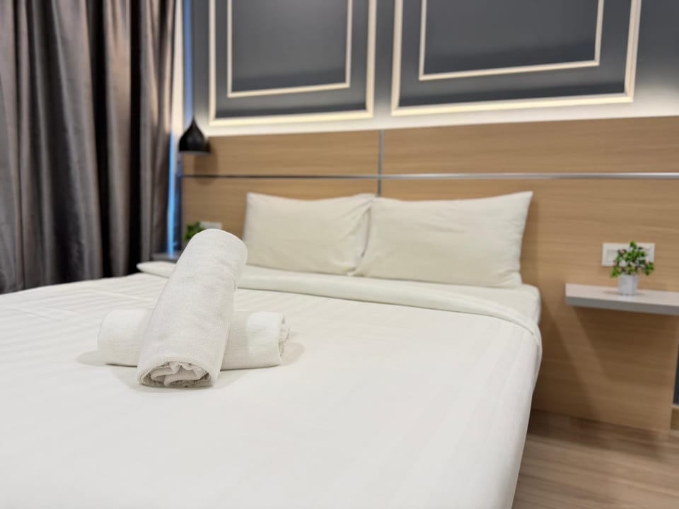 Photo of the whole room, Bedroom, towels