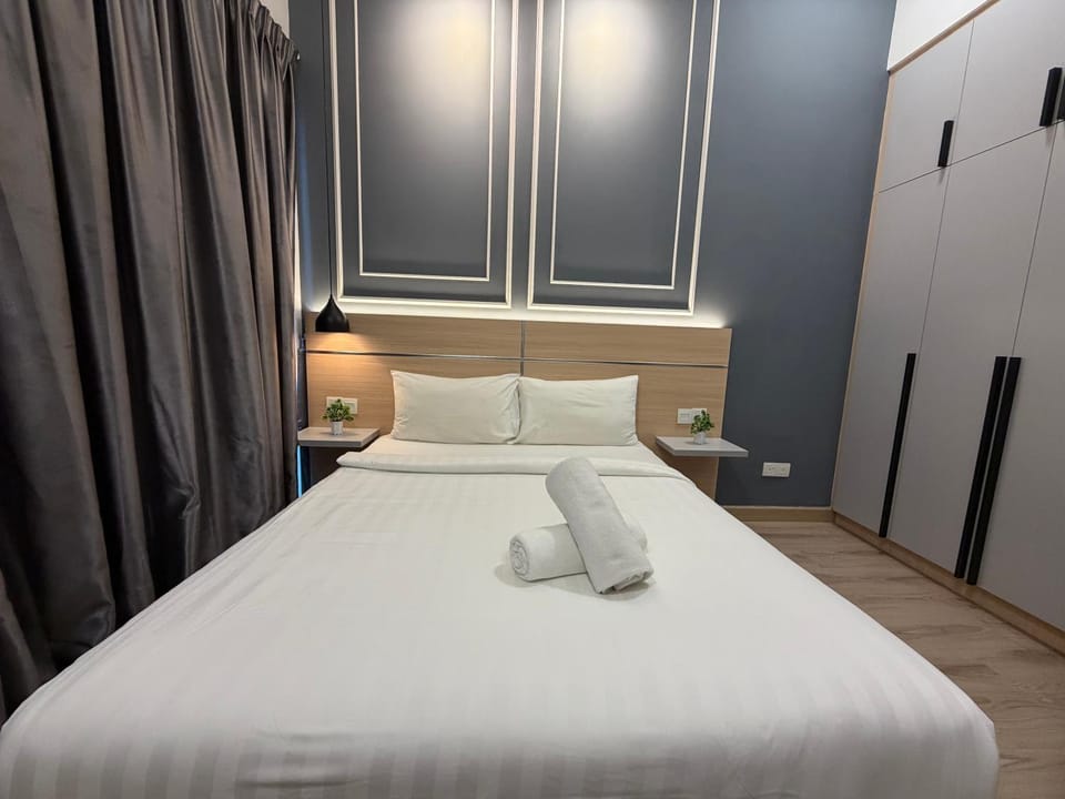 Photo of the whole room, Bedroom, towels, wardrobe