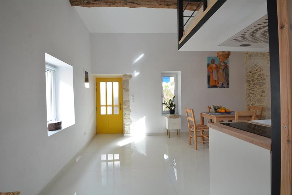 Kitchen or kitchenette, Living room, Seating area, Dining area