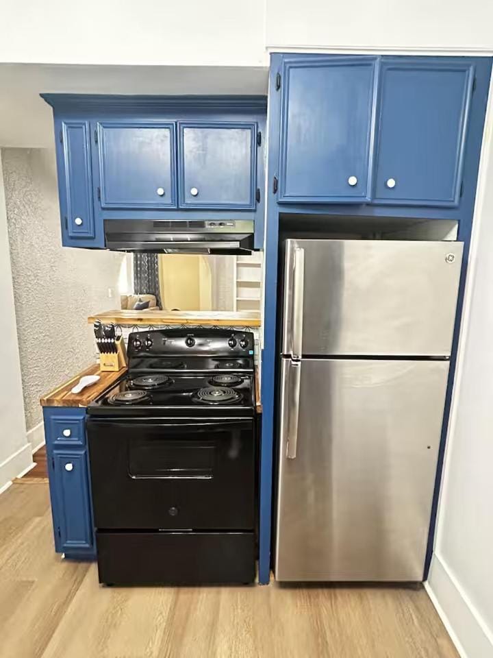 Kitchen or kitchenette, dishwasher, oven, stove