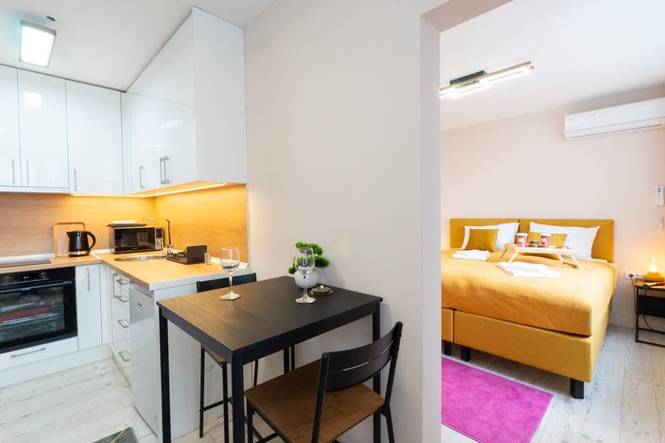 Bed, Kitchen or kitchenette, Dining area, Bedroom, microwave, oven, stove, towels, kitchen, air conditioner