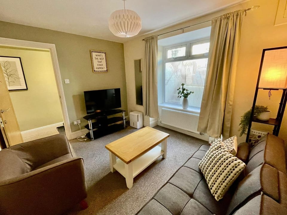 TV and multimedia, Living room, Seating area, Evening entertainment