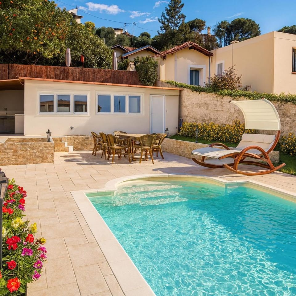 Property building, Patio, Balcony/Terrace, Swimming pool, Swimming pool