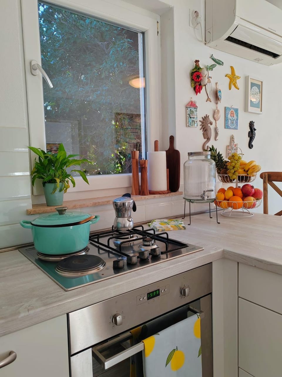 Kitchen or kitchenette, Decorative detail