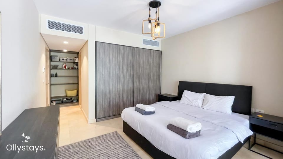 Toilet, Bed, Bathroom, Photo of the whole room, Bedroom, towels, wardrobe, air conditioner